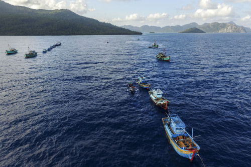 2016年8月17日，印度尼西亚当局沉没了60艘渔船，这些渔船在其水域被非法捕鱼。