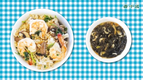 海鲜炒饭配紫菜虾皮汤，别具风味。