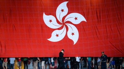 美軍「雷根號」月前訪港掛上的香港區旗