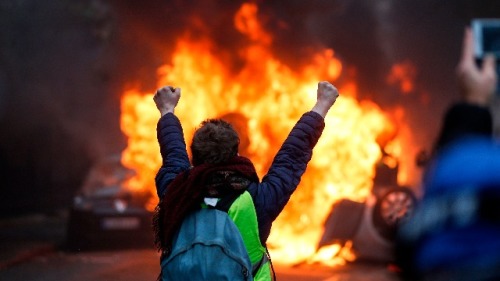 法国“黄背心”运动已从对燃油税的愤怒转变为更广泛的反政府运动。