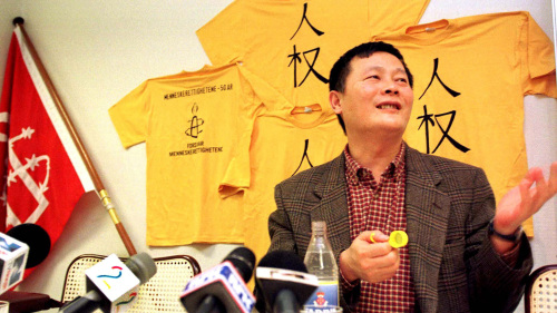 1997年魏京生被江澤民從囚室直接送上飛往美國的班機，開始了流放生活。