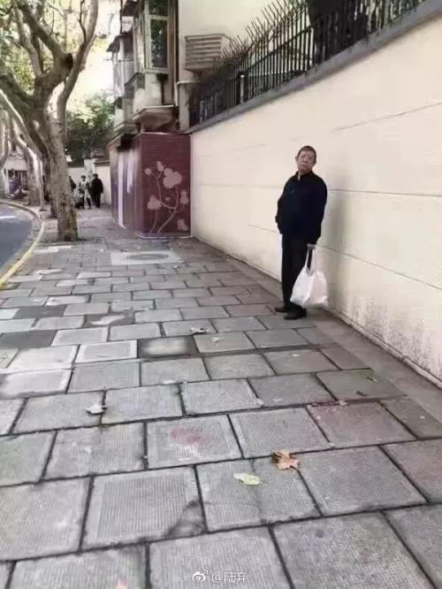 杨雄生前曾在2018年12月被民众发现手拎布袋出现在街头。（图片来源：网络）