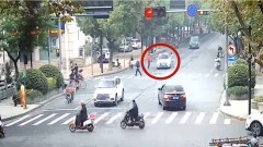 母女过马路不走斑马线司机按喇叭被狂扇耳光(组图)