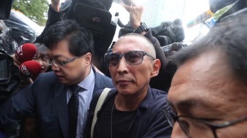 导演钮承泽（中）卷入性侵案，7日上午在律师陪同下，赴台北市大安警分局说明。