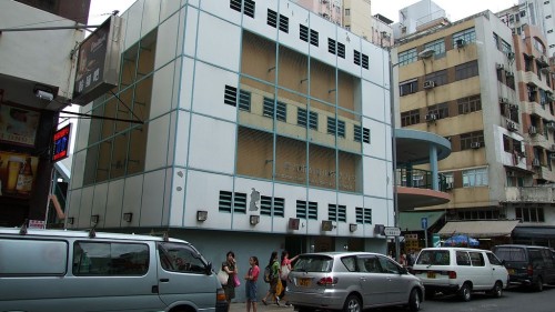 圖為香港典型集結式公廁「大樓」，一般會與垃圾收集站、公共澡堂等設施結合成一棟建築