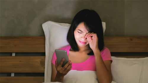 睡觉前玩手机对人的神经、免疫系统及眼部等易造成负面影响。