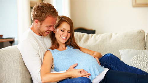 怀孕是令许多夫妻欣喜的事，但是肚子逐渐变大也要警惕是疾病的可能。