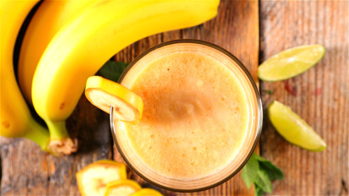早上空腹的时候吃香蕉，会让血液中的镁含量骤增，抑制心脑血管。
