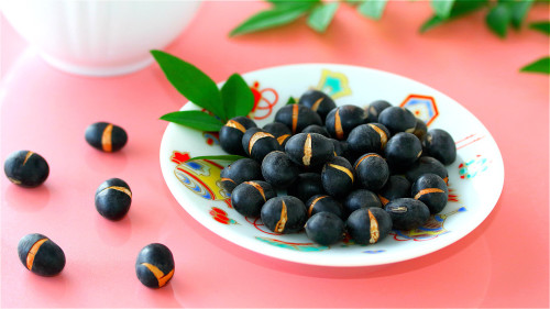 黑豆含有维生素E及异黄酮，属于多酚类一员的花青素，抗氧化能力为维生素E的50倍