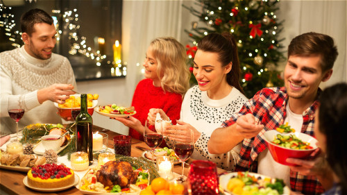 大家热热闹闹庆祝圣诞节，饮食健康很重要。