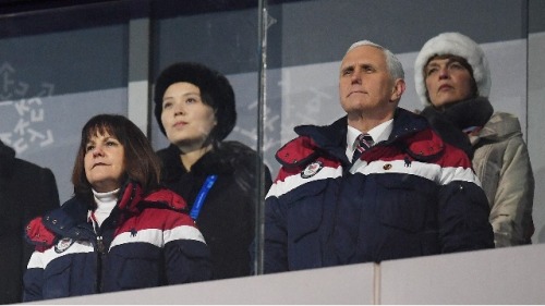 2018年平昌冬奧會開幕式上，美國副總統彭斯和朝鮮領導人金正恩的妹妹金與正。