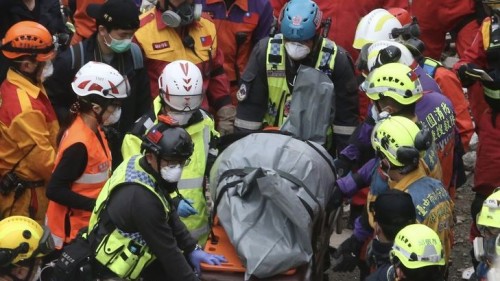 花蓮強震造成花蓮市雲門翠堤大樓嚴重傾斜，9日下午搜救現場再發現加拿大籍港裔夫婦2人遺體，搜救人員合力將遺體送上救護車。