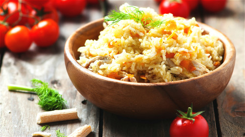 米饭可以提供人体所需的营养与热量，养生功效甚佳。
