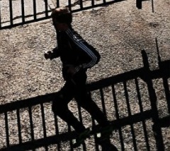 下夜班回家突传急切敲门声他应门后立即赤脚狂奔(图)