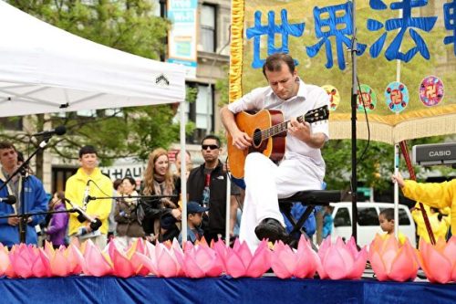 世界级吉他演奏家谱曲《天安门玫瑰》献给中国人组图/视频