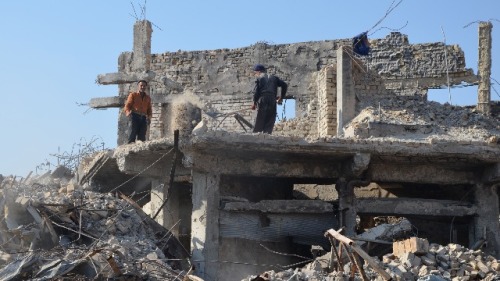 2017年12月16日，伊拉克志願者在伊拉克北部城市摩蘇爾舊城的Bab al-Saray地區清理廢墟