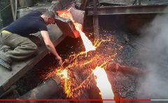 男子手碰高温熔化金属竟然没事(图)