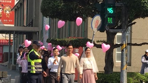 屏东县13日举行“求婚版”红绿灯启用仪式，特地邀请将在14日情人节登记结婚的一对新人见证“小绿人”脱单。