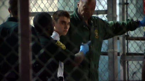 佛罗里达州帕克兰枪击案嫌疑人克鲁斯(右二)被送入抵达布劳沃德县监狱。