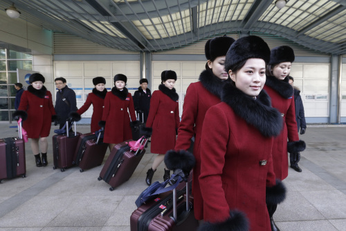朝鲜啦啦队抵达非军事区附近的韩国运输局。