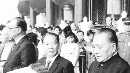 包括赵紫阳（左）胡耀邦（左）等15名中共“领导人”都是被邓小平（右）打倒的。