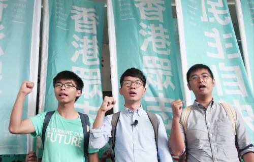 黄之锋及罗冠聪所属的“香港众志”，属于本土派，提倡全民公投决定香港前途