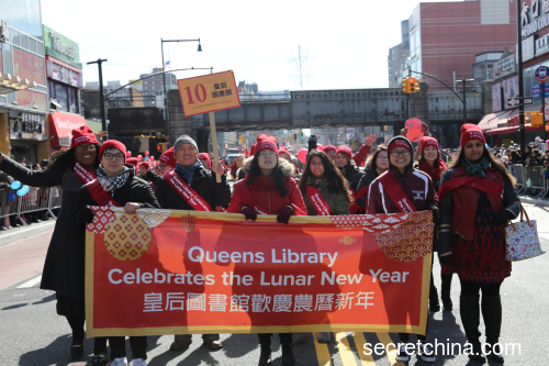 纽约各族裔近万人大游行 皇后图书馆