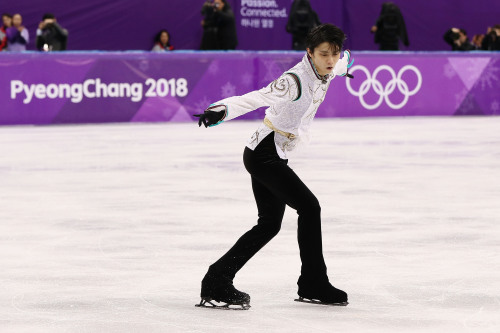 2018年2月17日，日本選手羽生結弦在平昌冬奧會花樣滑冰男單自由滑決賽比賽上表演。