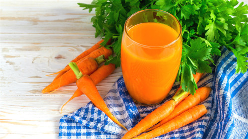胡萝卜中丰富的胡萝卜素和酒精一同进入人体时，会在肝脏中产生毒素，引起肝病。