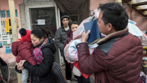 北京驱离“低端人口”，与中共最新抛出的户籍制修改形成强大反差。