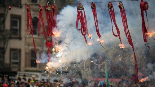 在當今中國，過年放鞭炮卻有成為「不法份子」的可能，甚至被當局懸賞通緝。
