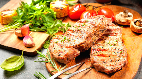 吃太多肉类容易导致蛋白质摄入量超标，甚至使肾脏长期处于“超负荷”状态。