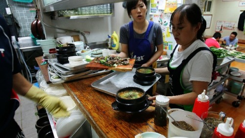 2009年7月14日，韓國首爾的一家餐館在廚房做狗肉湯。