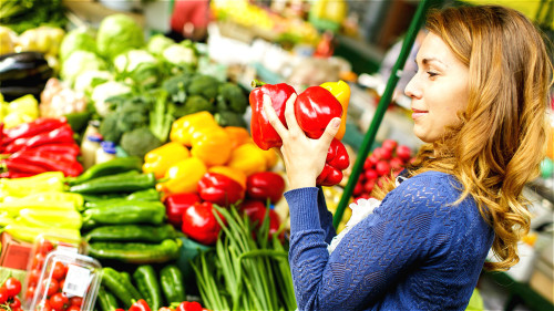 青椒是未成熟的甜椒，紅、黃、橙色則已經成熟，是抗癌的養生蔬菜。