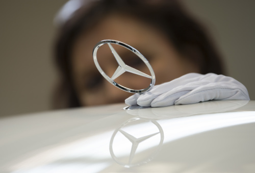 Mercedes-Benz圆环中三叉星形标志，已成为世界十大著名的商标之一。