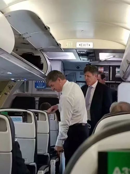 华人坐航班偶遇新西兰总理，还笑他穷！