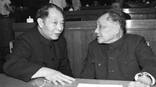 中共前总书记胡耀邦和邓小平。