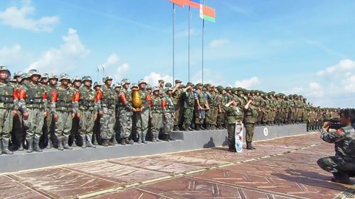 2015年8月在俄羅斯舉辦的一場軍事比賽活動中的中國、俄羅斯和白俄羅斯軍隊。