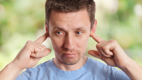 耳鳴常常是耳聾的先兆，因聽覺機能紊亂而引起。