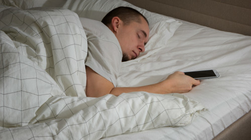 手机会不断刺激大脑，让精神处于兴奋状态，导致入睡