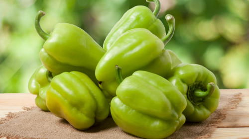 青椒含有维生素C、维生素E、胡萝卜素，可以有效防止血液凝固。