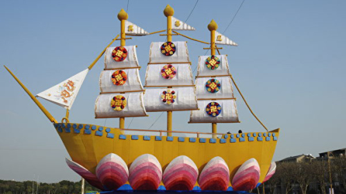 「法船」花燈光彩奪目，展現出祥和殊勝的境象，多年來已經吸引了超過10萬人次登船觀賞，獲得國內外遊客的讚嘆。