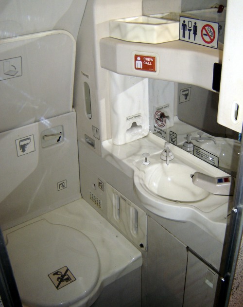 飞机上的洗手间