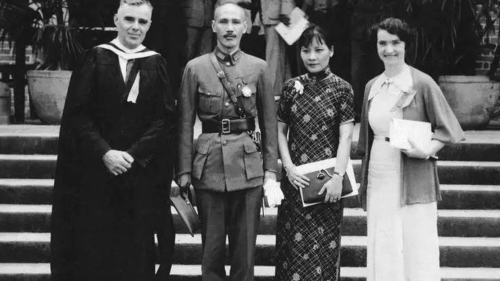 抗戰期間，蔣介石夫婦在四川成都的華西協和大學跟理學院院長戴謙和夫婦合影。