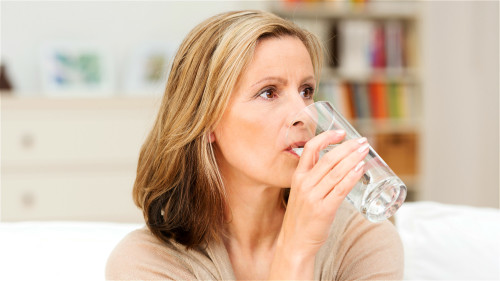 喝温水和热水有一些喝凉水时得不到的独特优点，对健康很有好处。