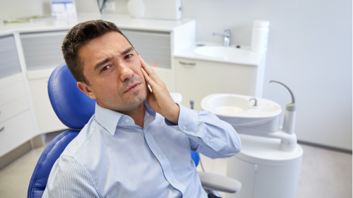 牙龈肿痛，常误以为是严重的蛀牙。