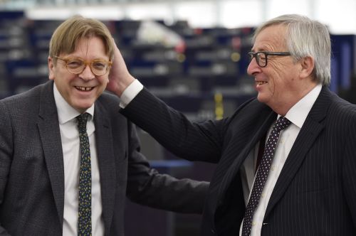 歐盟委員會主席容克（右）與歐盟議會脫歐談判員伏思達。