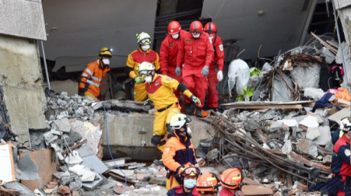 臺灣花蓮強震，救援人員目前持續全力搜救中。
