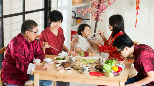 不少家庭喜欢用竹木筷子吃饭，如果不注意, 会堆积细菌，损害健康。