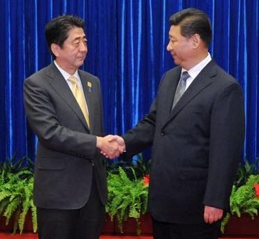 日本首相安倍晉三（左）與中國國家主席習近平